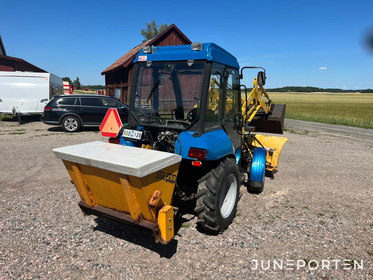 Traktor MTZ 320A med lastare & tillbehör