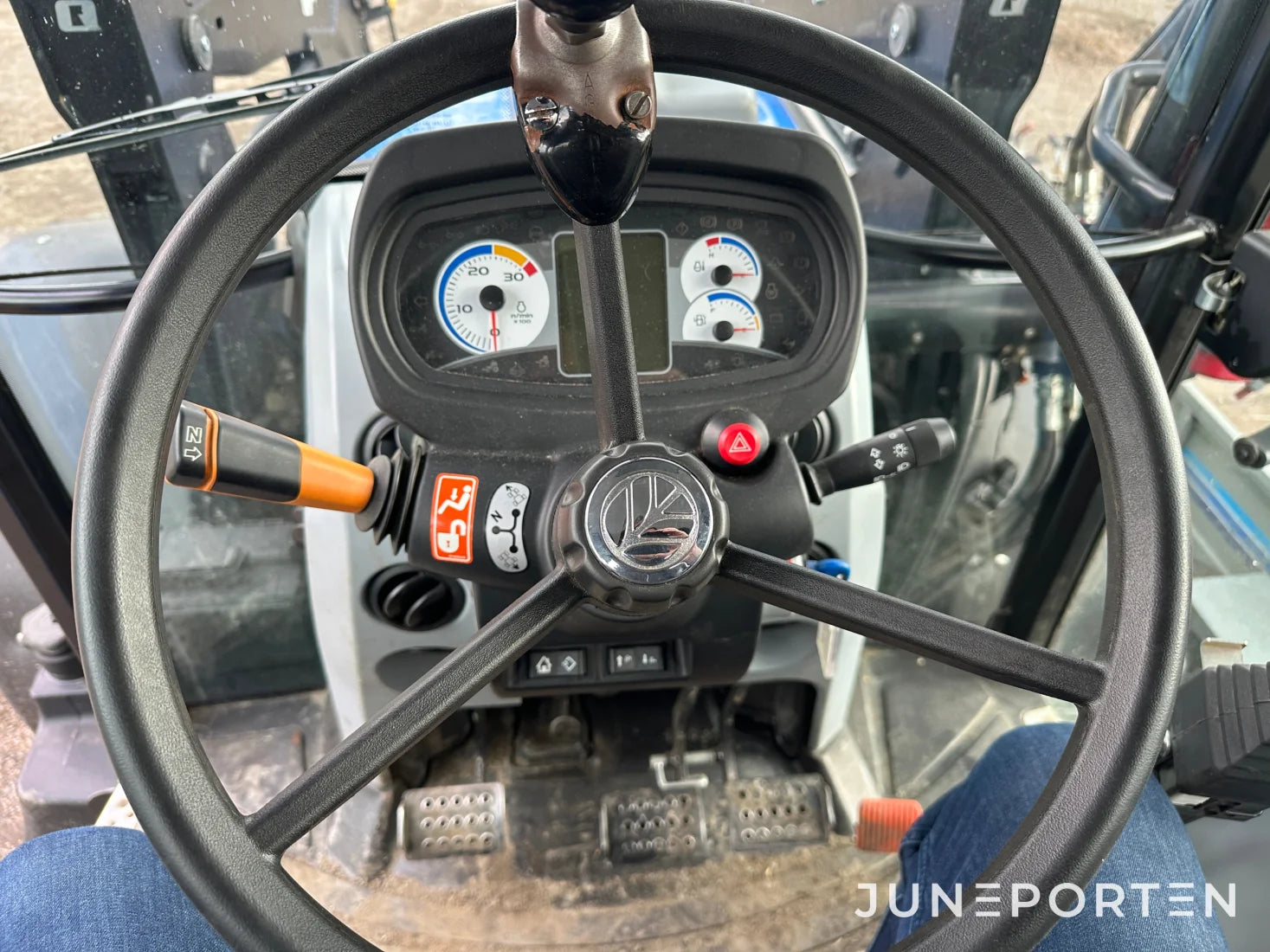 New Holland T5.115 med lastare