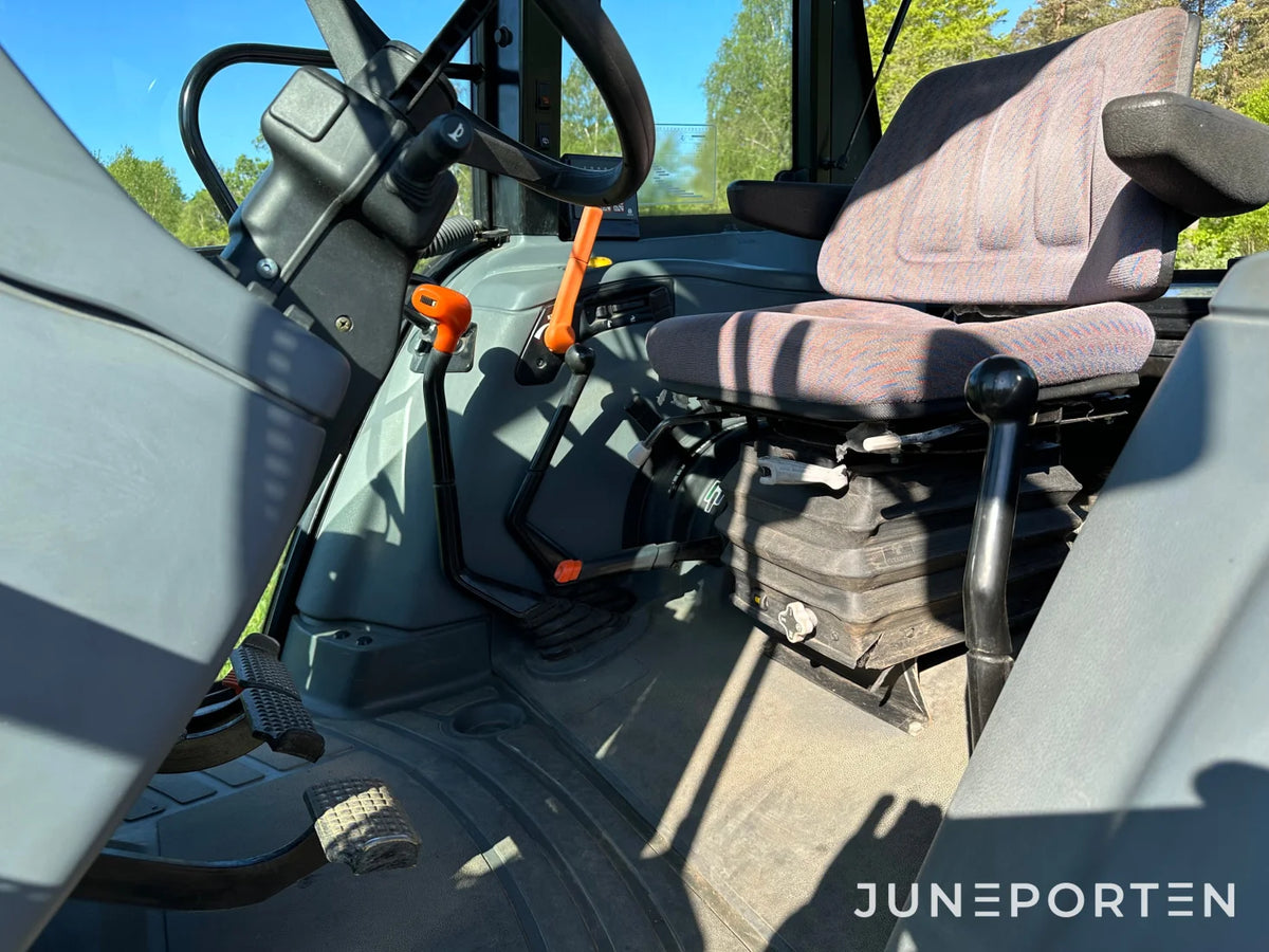 Skogsutrustad New Holland TL80 4WD