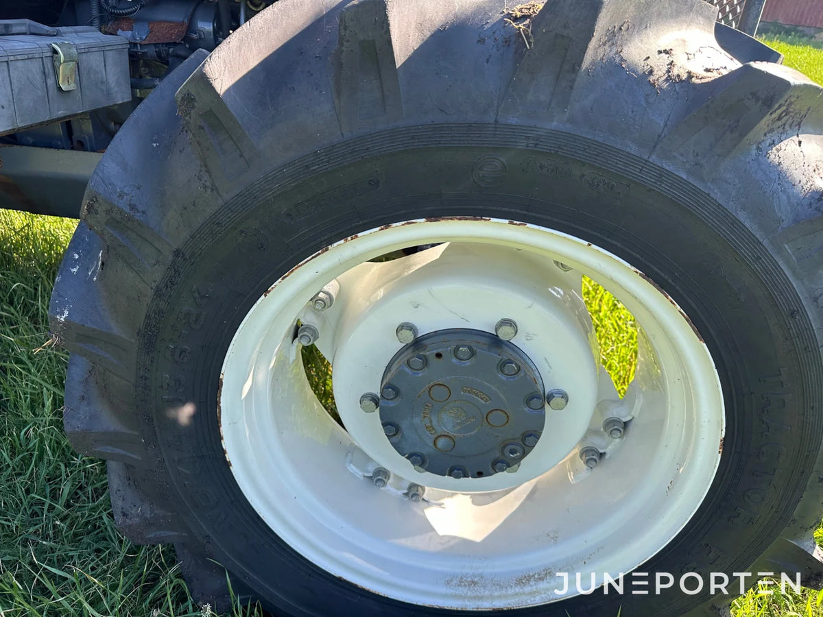 Skogsutrustad New Holland TL80 4WD