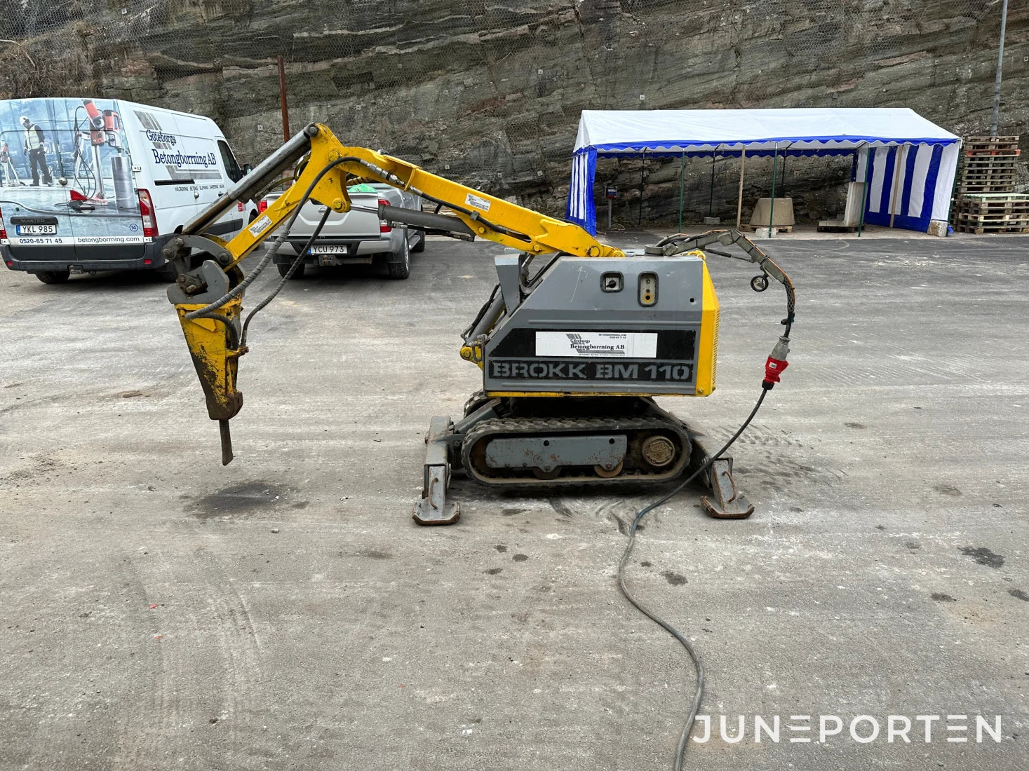 Rivningsrobot Brokk BM 110 med borrhammare
