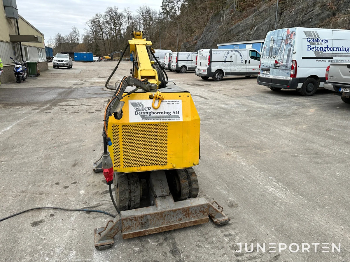 Rivningsrobot Brokk BM 110 med borrhammare