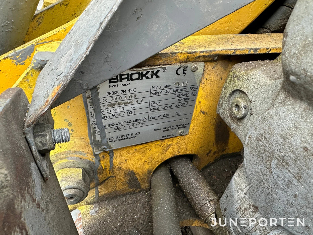 Rivningsrobot Brokk BM 110 med borrhammare
