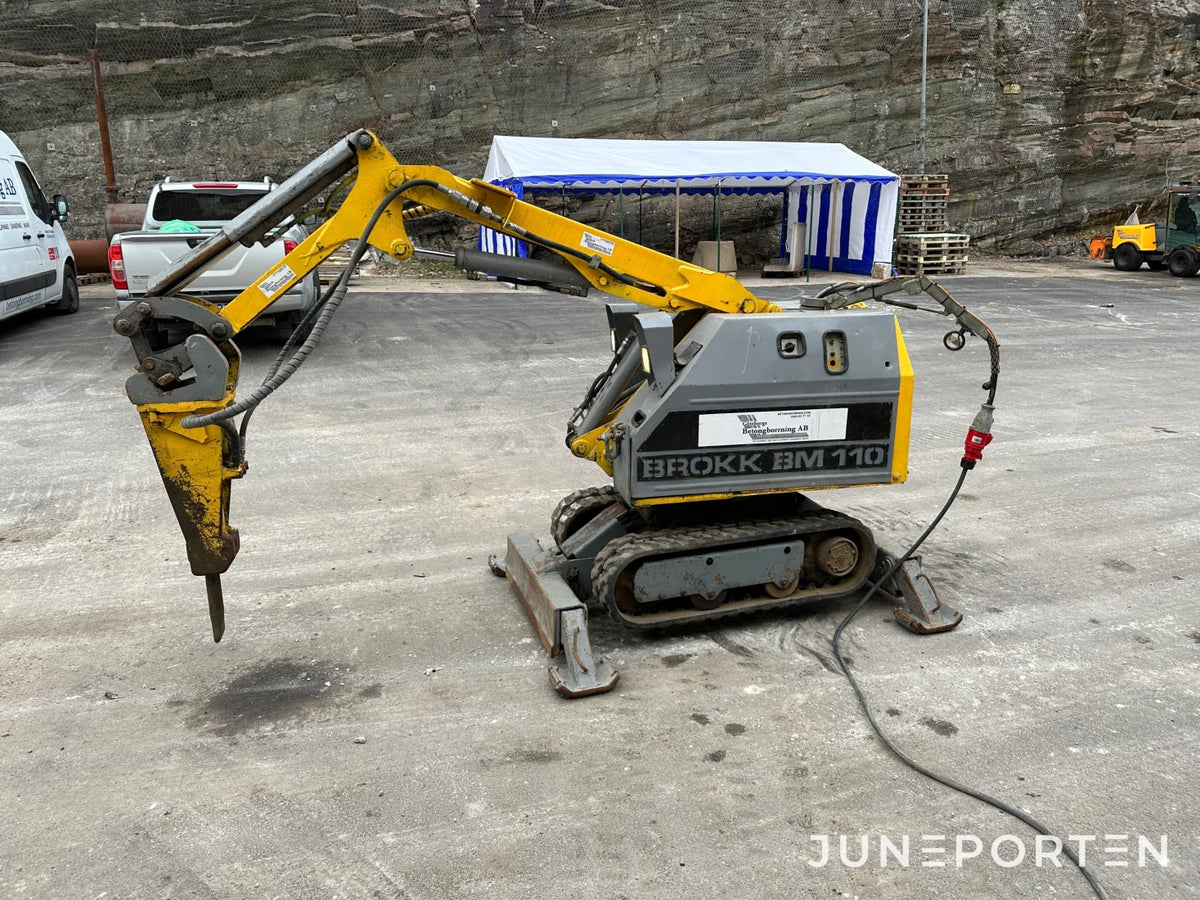 Rivningsrobot Brokk BM 110 med borrhammare