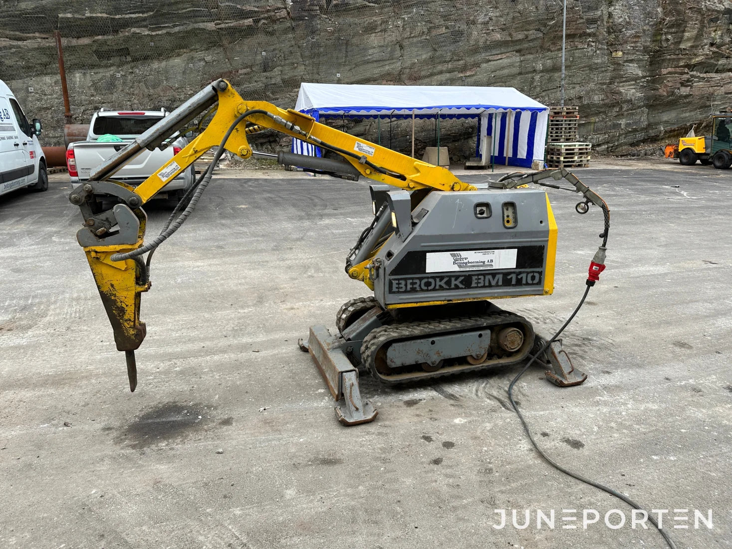 Rivningsrobot Brokk BM 110 med borrhammare