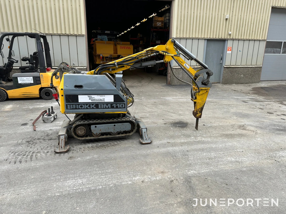 Rivningsrobot Brokk BM 110 med borrhammare