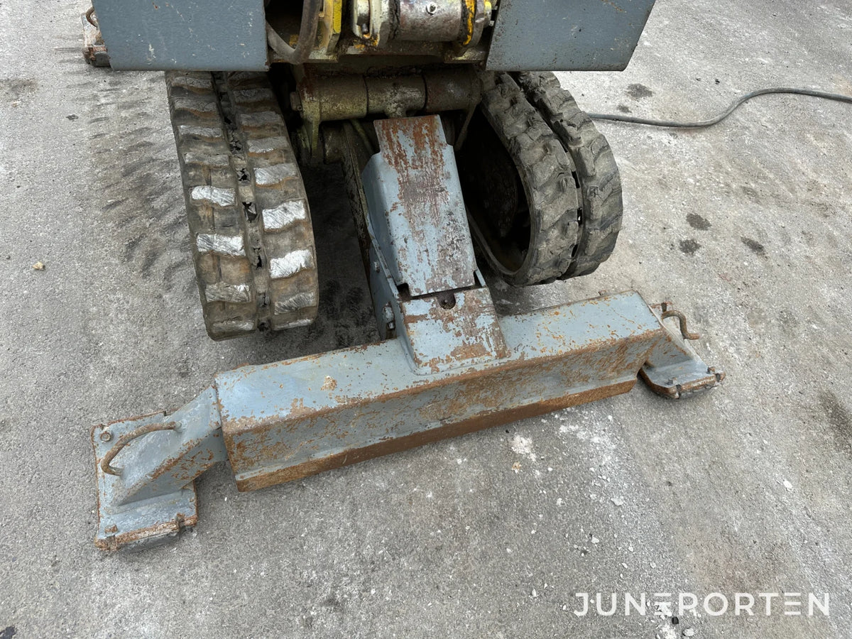 Rivningsrobot Brokk BM 110 med borrhammare