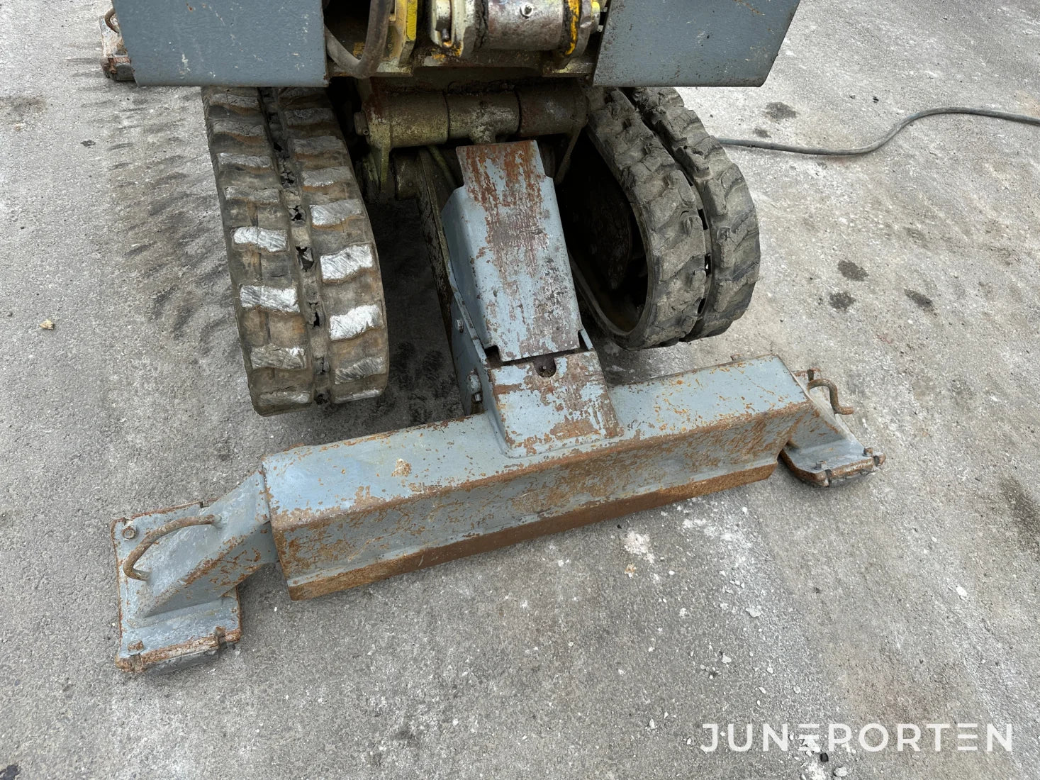 Rivningsrobot Brokk BM 110 med borrhammare