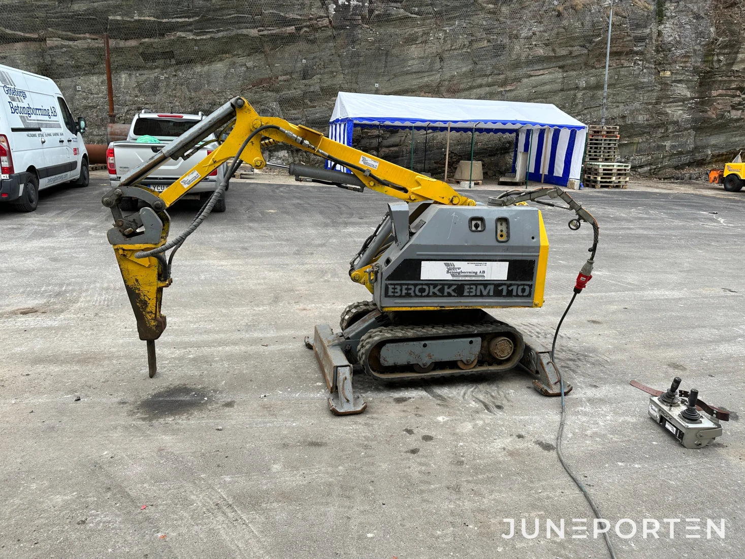 Rivningsrobot Brokk BM 110 med borrhammare