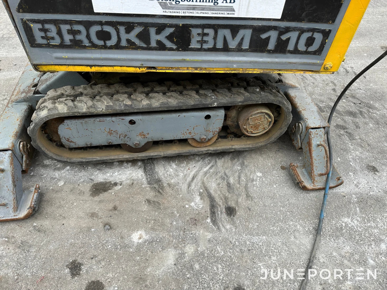 Rivningsrobot Brokk BM 110 med borrhammare