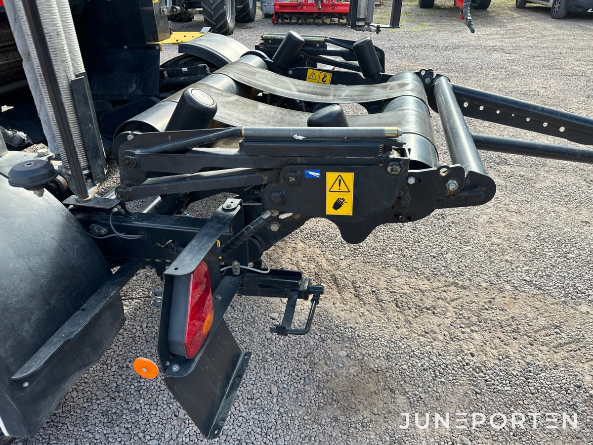 Rundbalspress New Holland 135