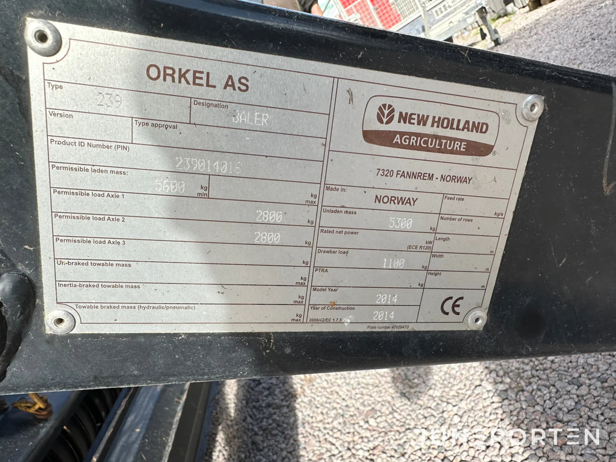 Rundbalspress New Holland 135