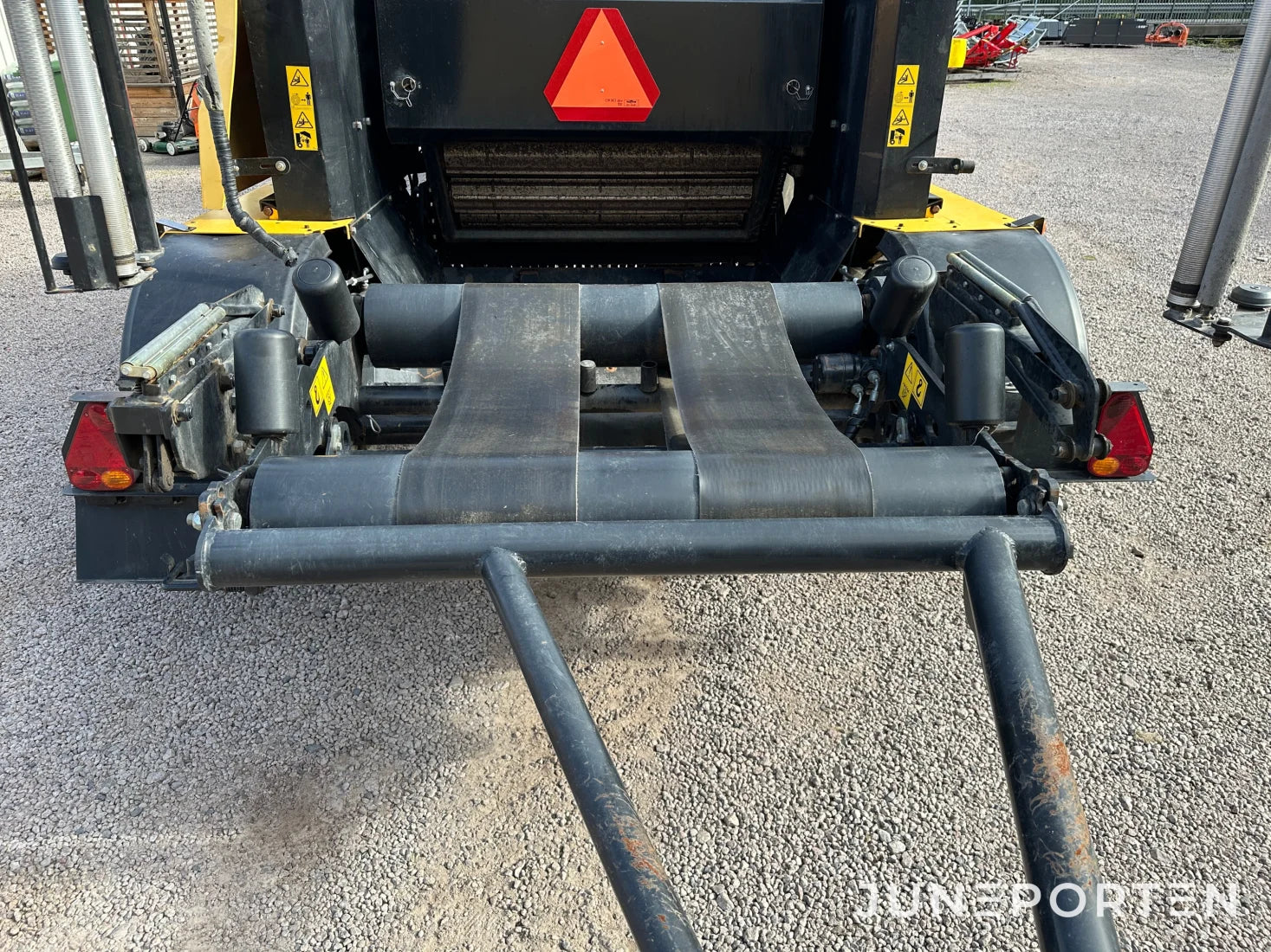Rundbalspress New Holland 135