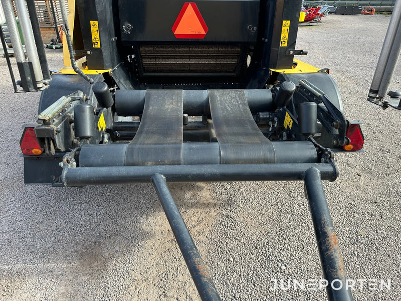 Rundbalspress New Holland 135