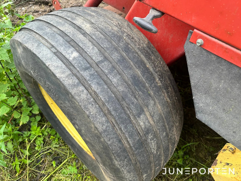 Rundbalspress New Holland 650