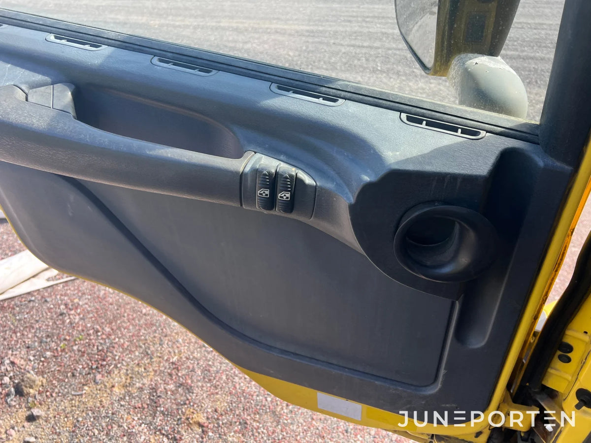 Scania P114 L 380 med maskinflak