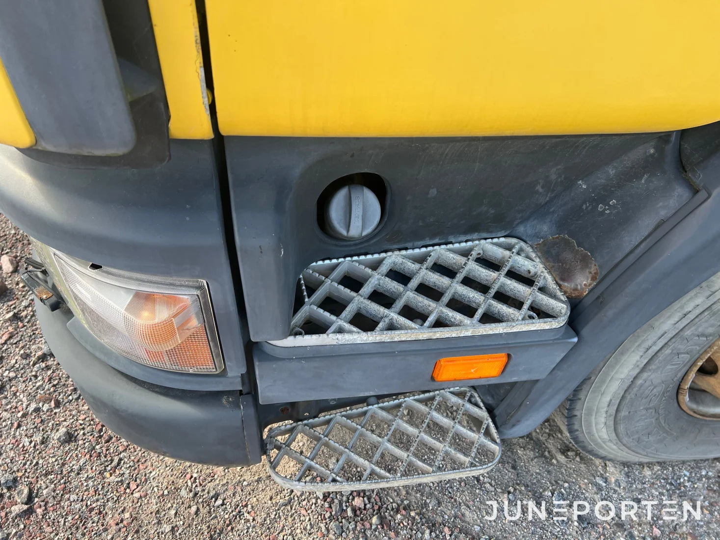 Scania P114 L 380 med maskinflak