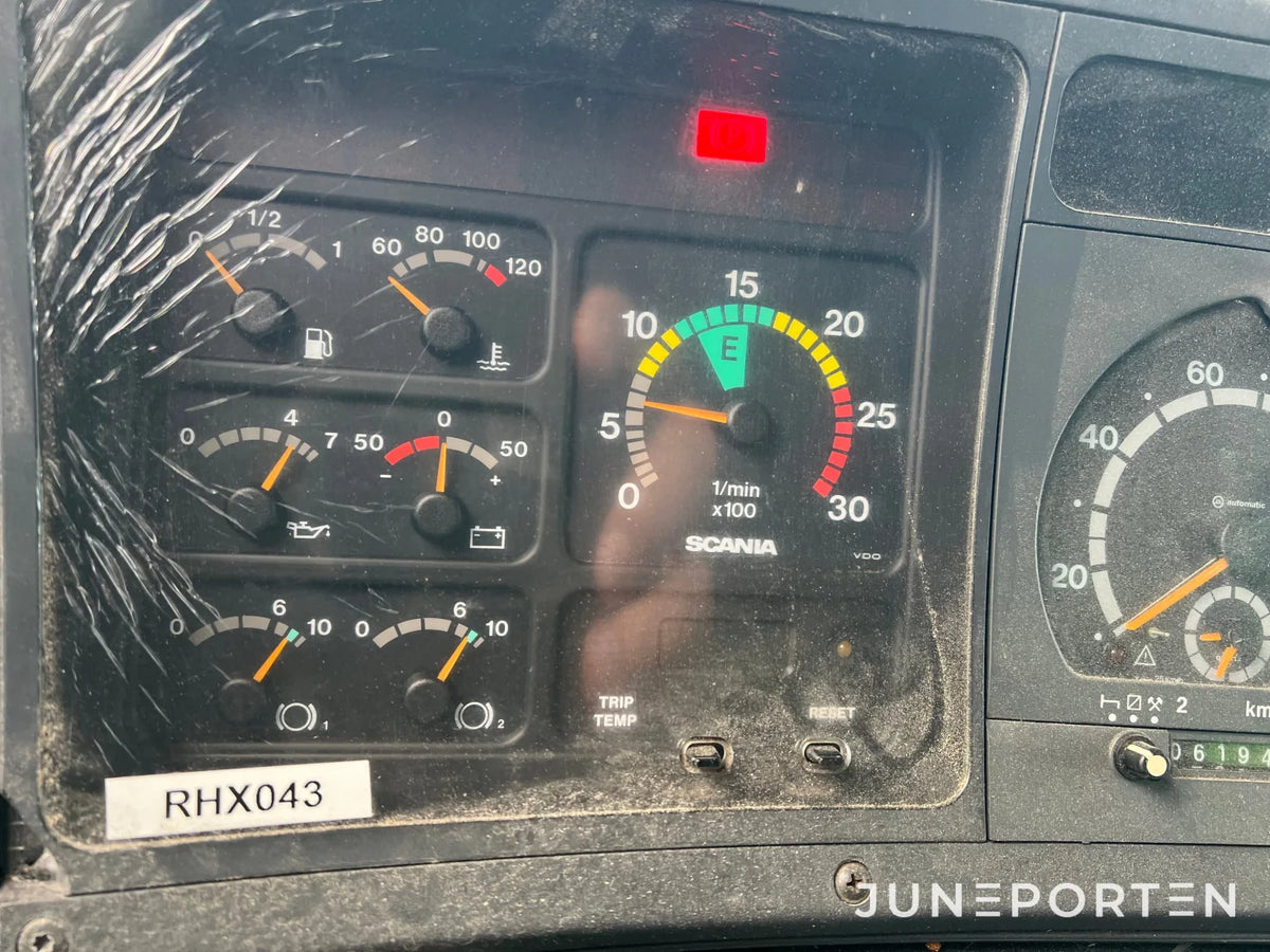 Scania P114 L 380 med maskinflak