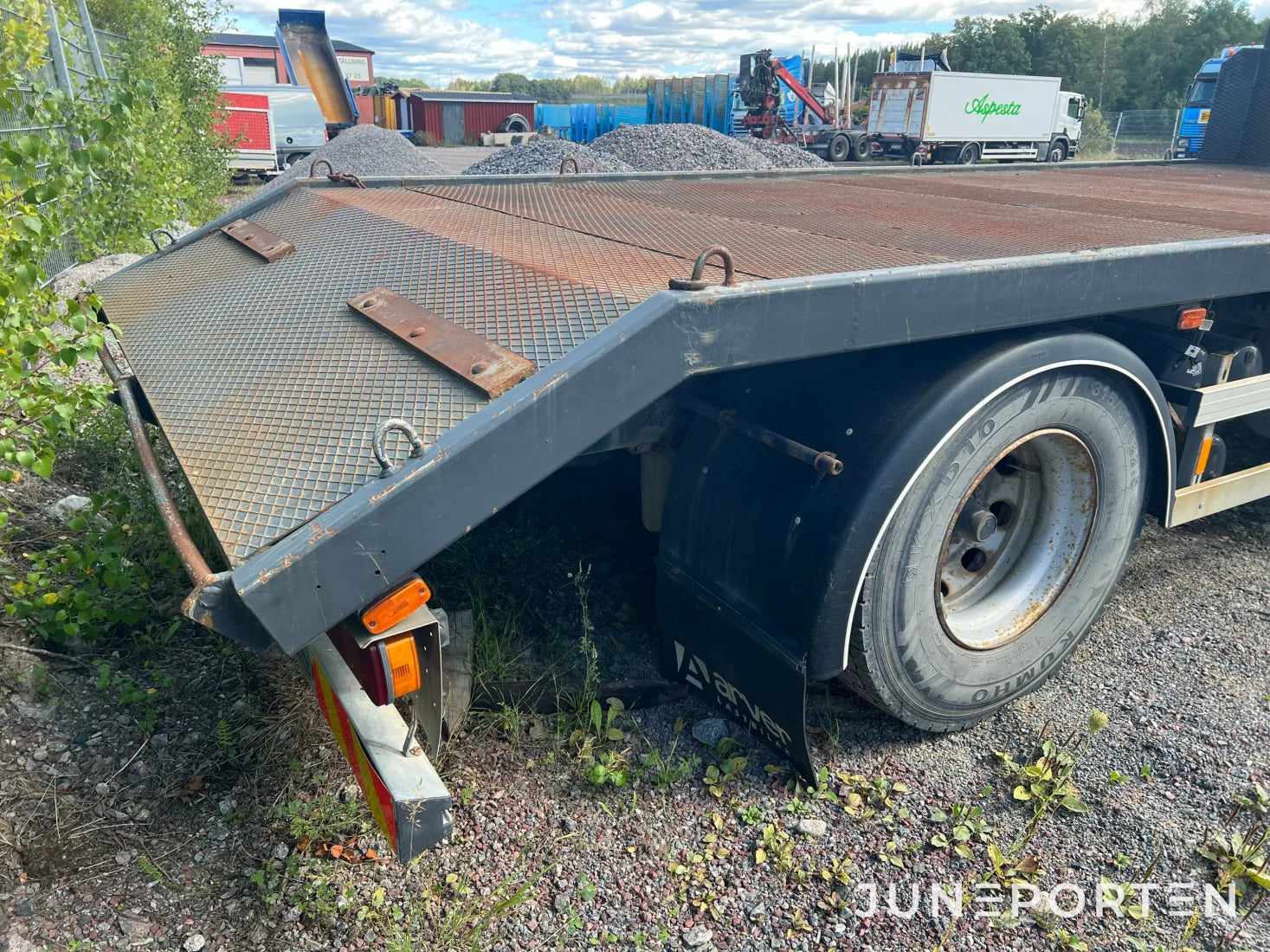 Scania P114 L 380 med maskinflak