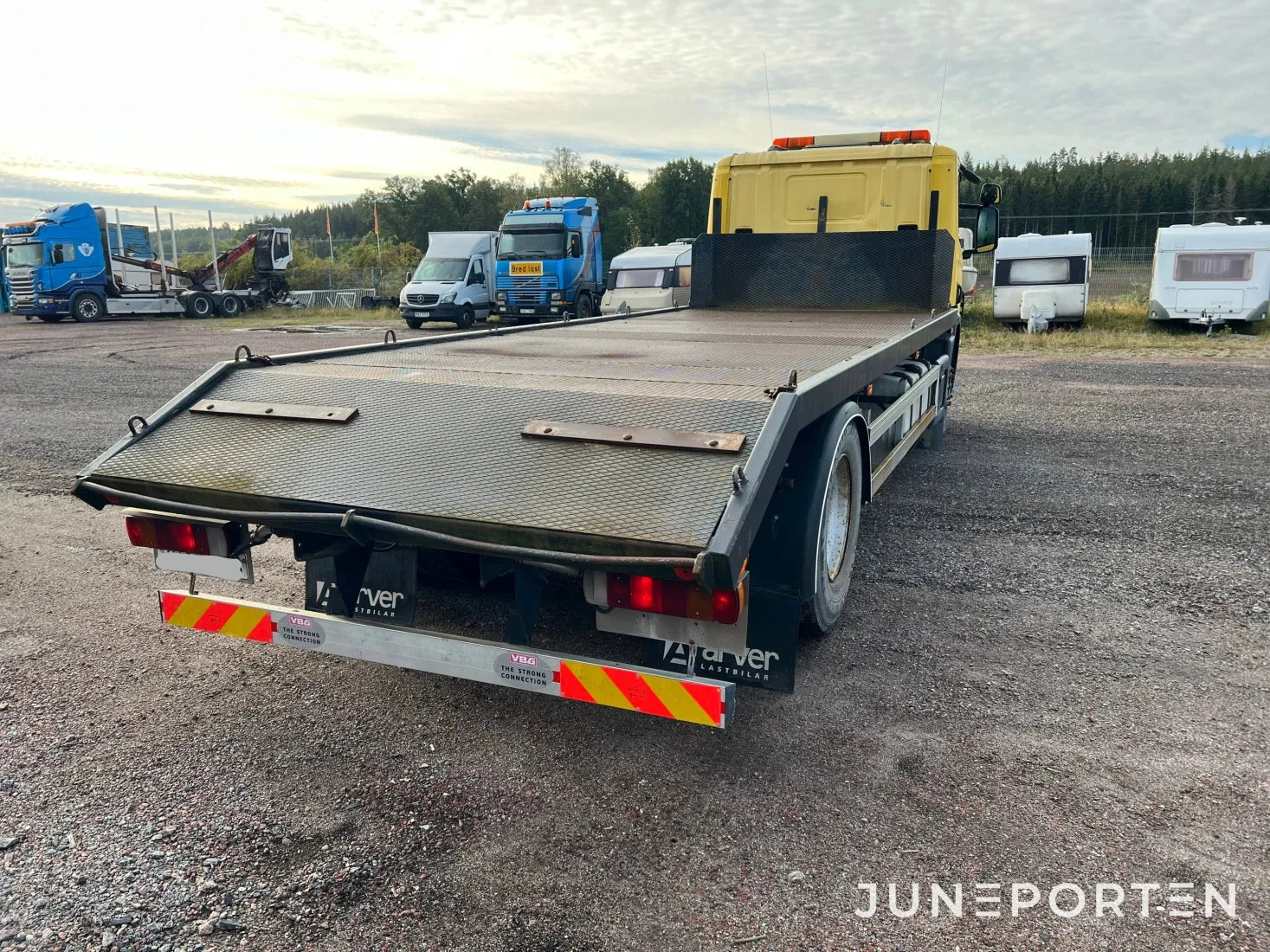 Scania P114 L 380 med maskinflak