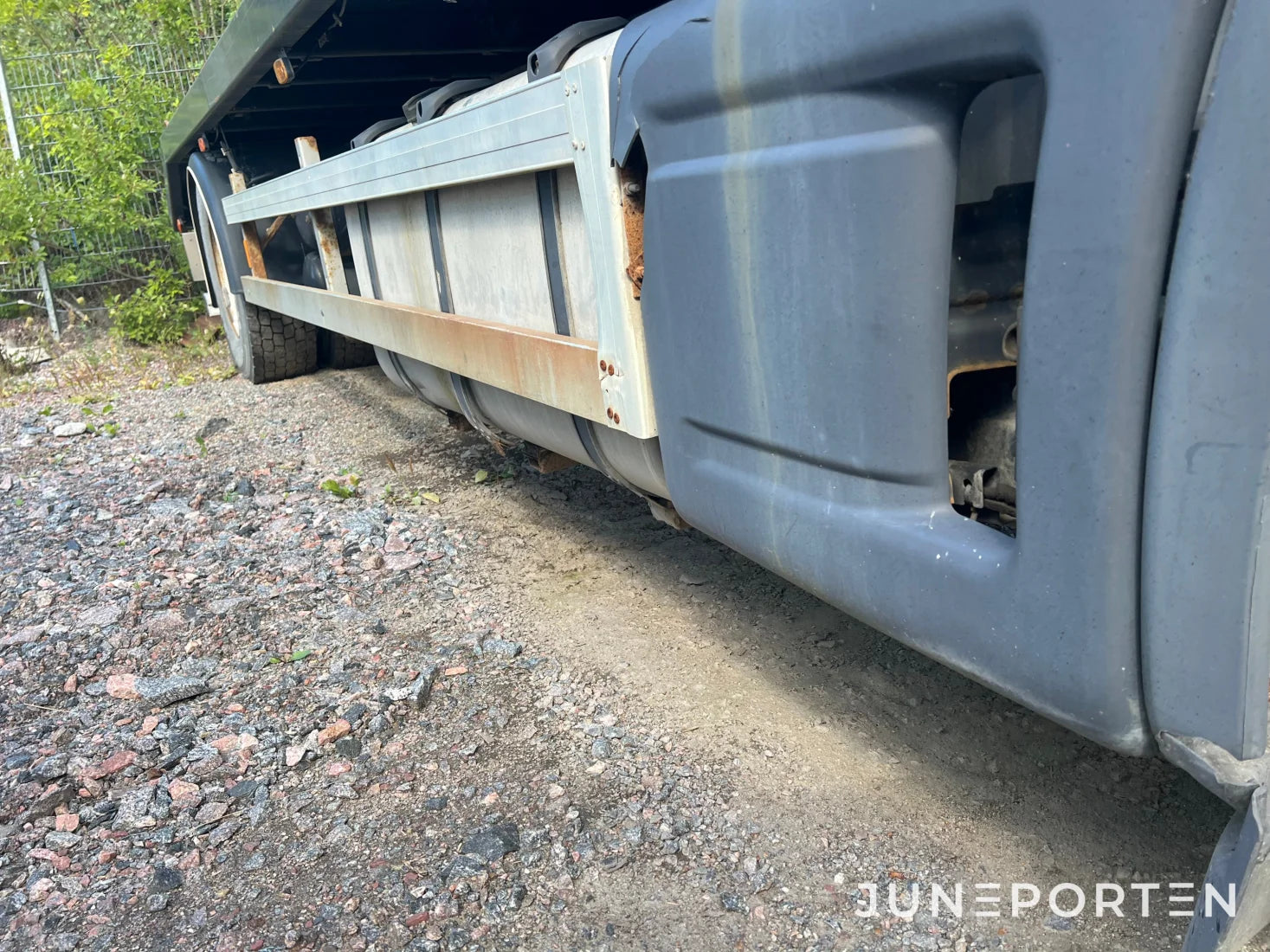 Scania P114 L 380 med maskinflak