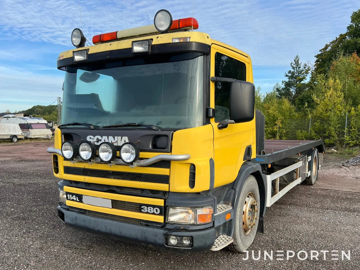 Scania P114 L 380 med maskinflak
