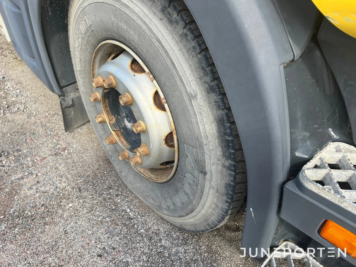Scania P114 L 380 med maskinflak