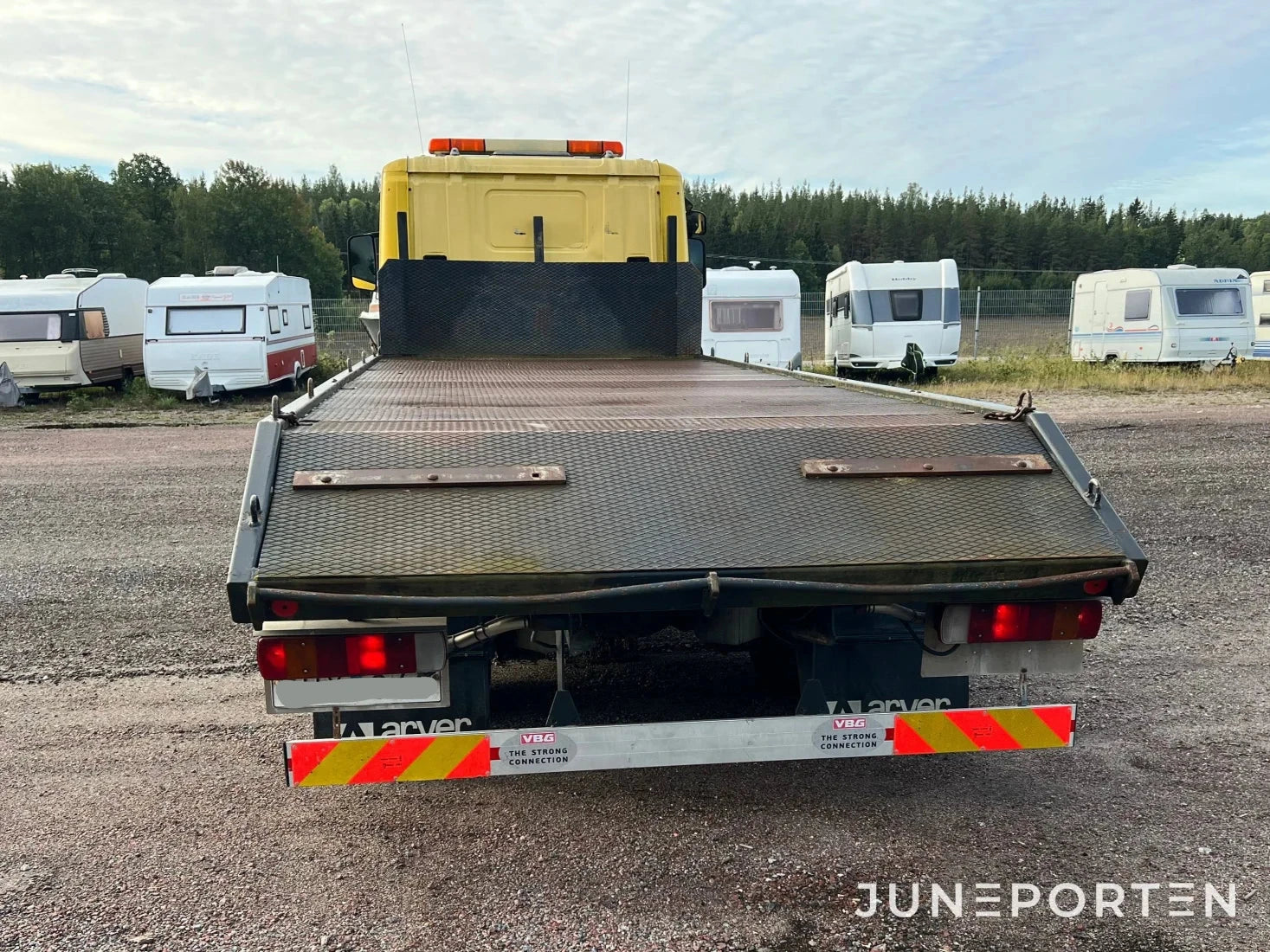 Scania P114 L 380 med maskinflak