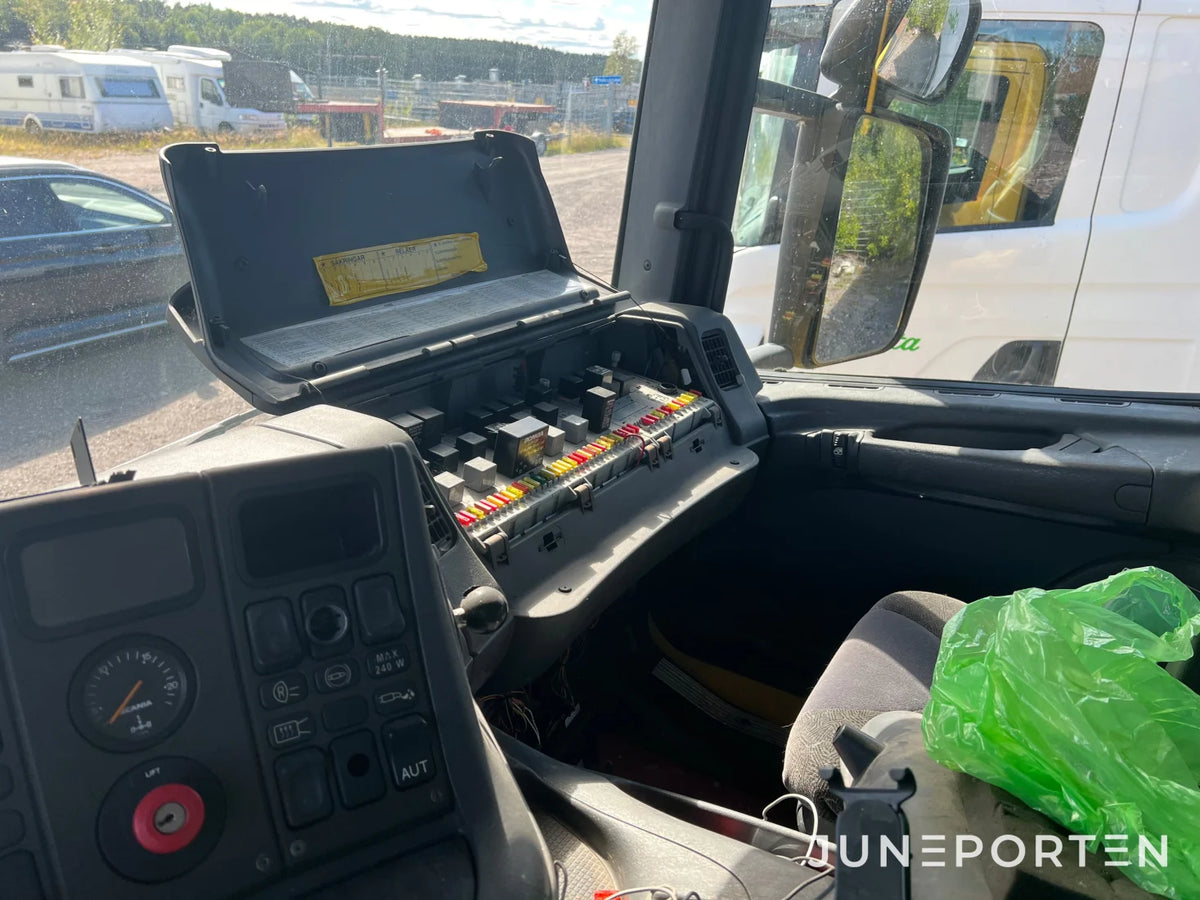 Scania P114 L 380 med maskinflak