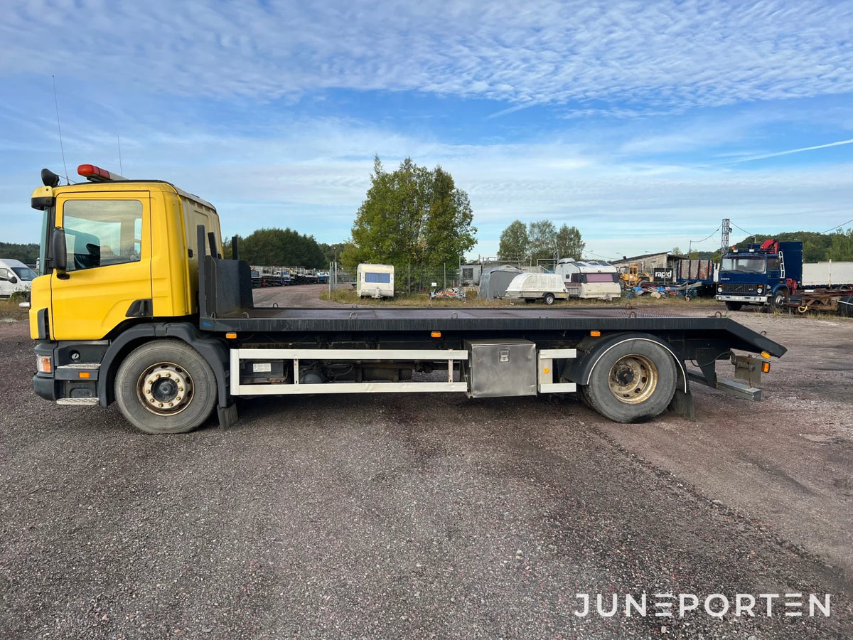 Scania P114 L 380 med maskinflak