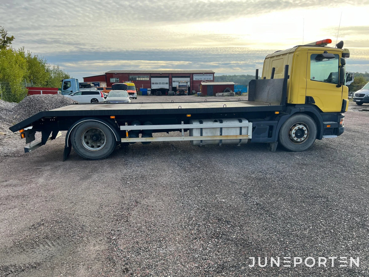 Scania P114 L 380 med maskinflak