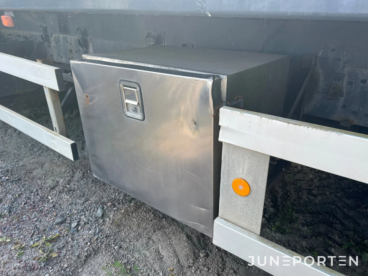 Scania P114 L 380 med maskinflak