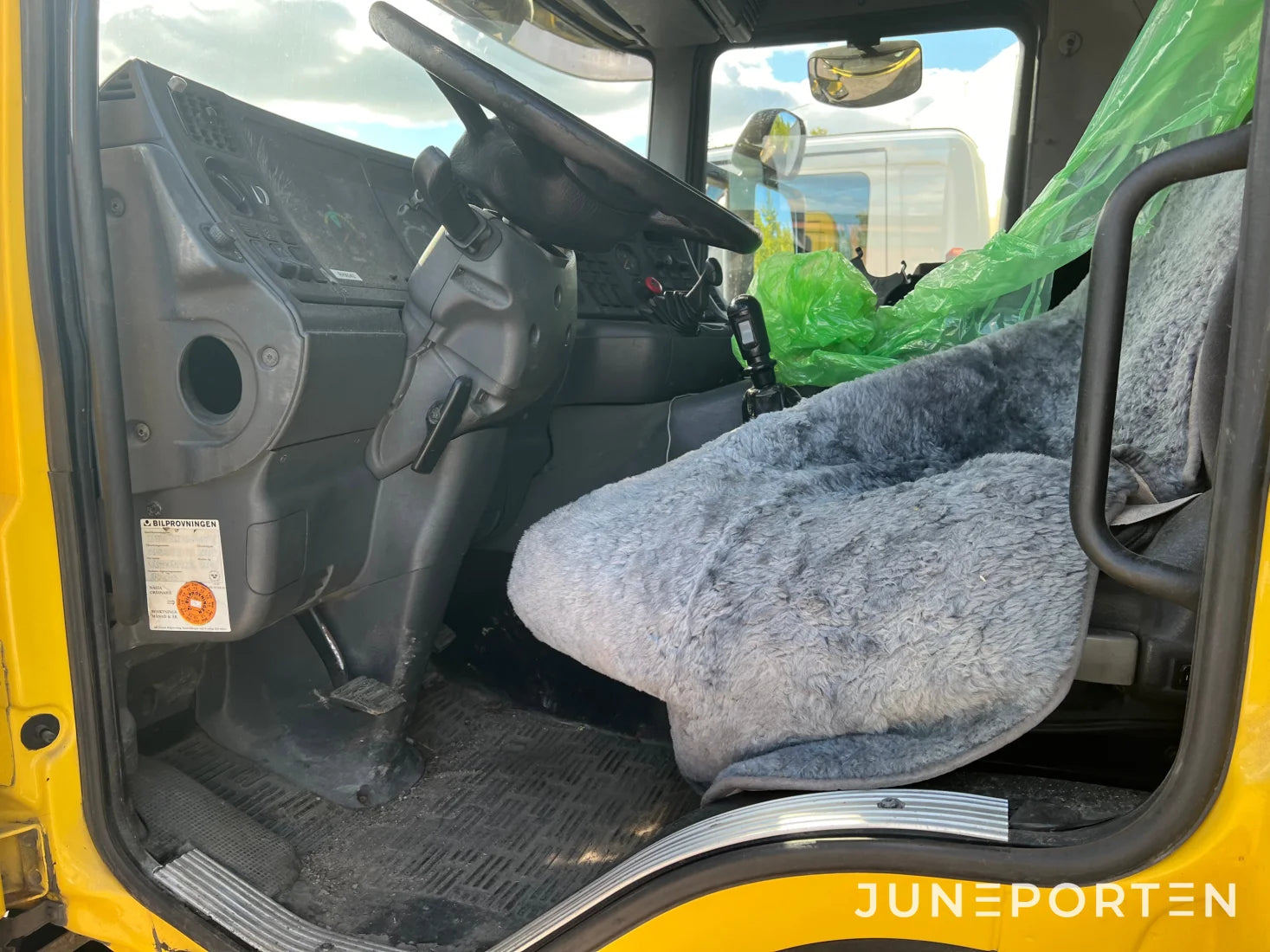 Scania P114 L 380 med maskinflak