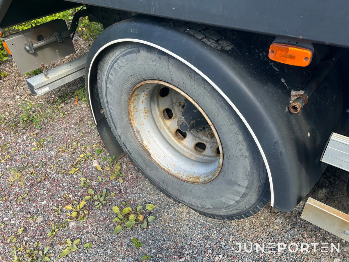 Scania P114 L 380 med maskinflak