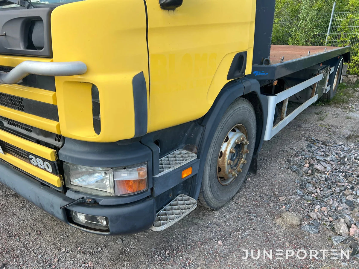 Scania P114 L 380 med maskinflak