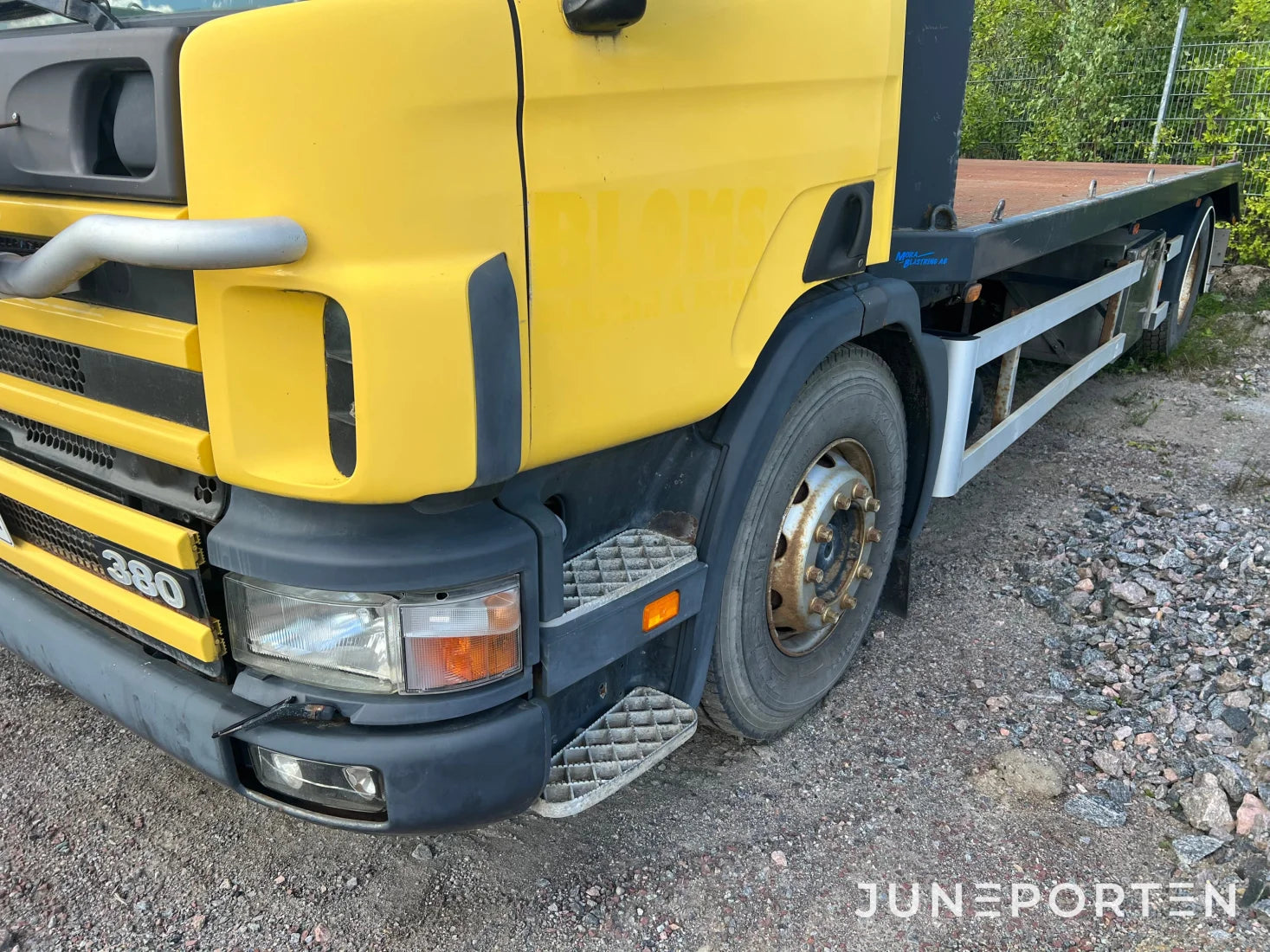 Scania P114 L 380 med maskinflak