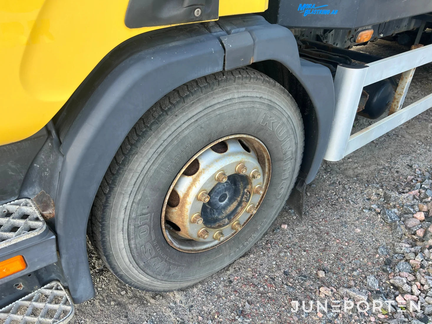 Scania P114 L 380 med maskinflak