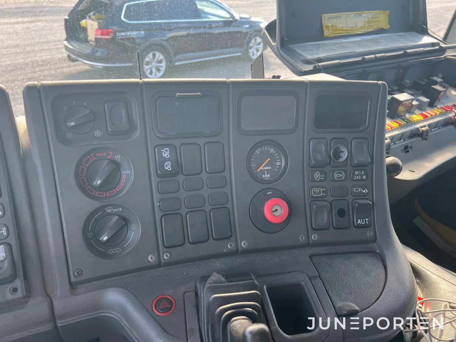 Scania P114 L 380 med maskinflak