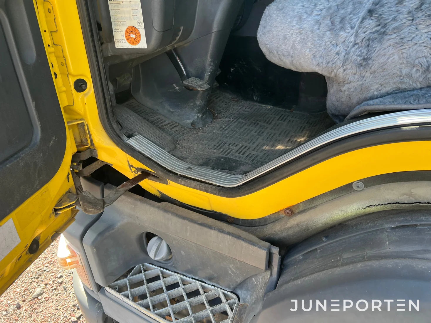 Scania P114 L 380 med maskinflak