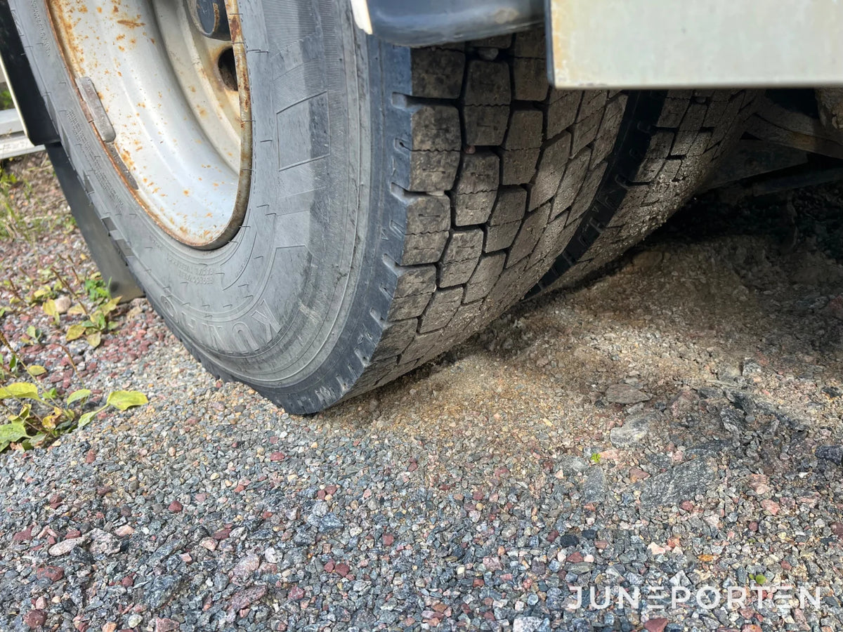 Scania P114 L 380 med maskinflak