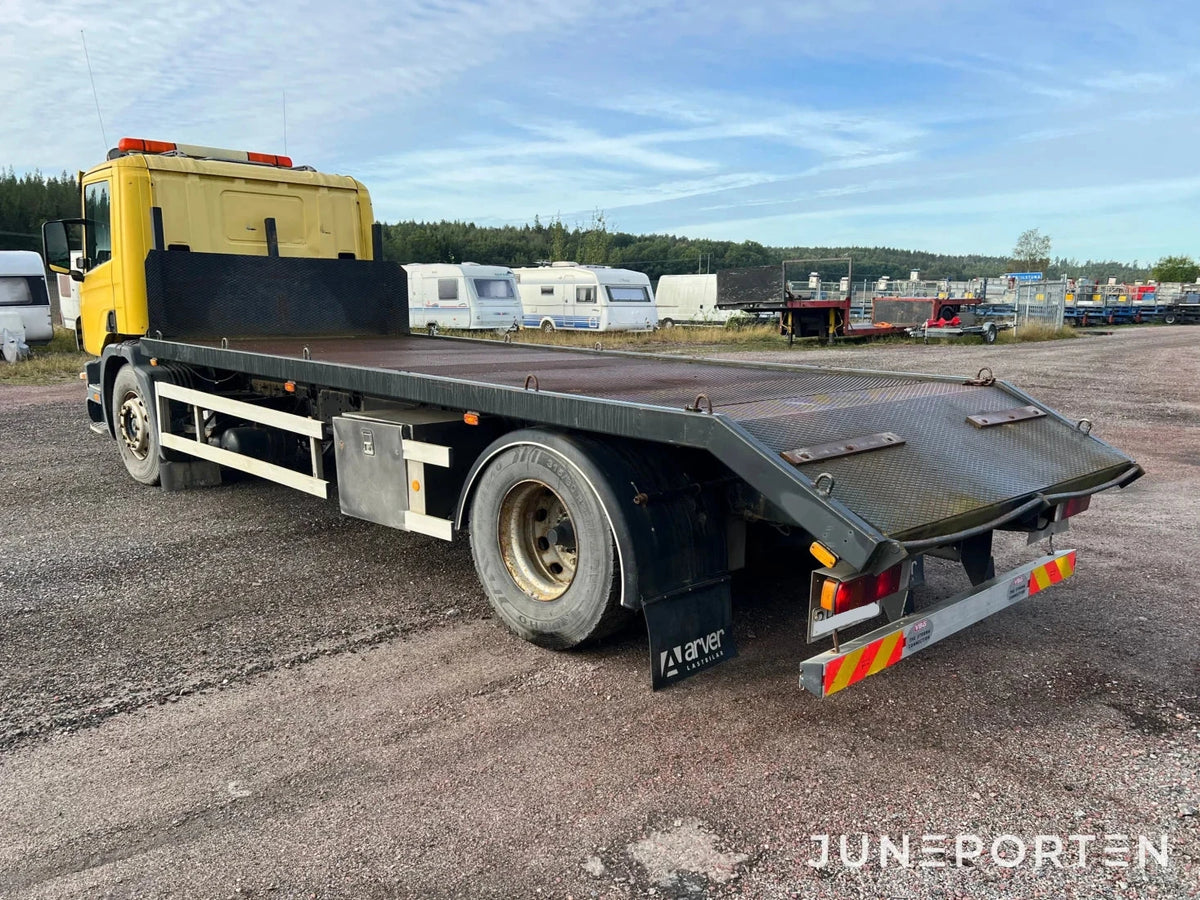 Scania P114 L 380 med maskinflak