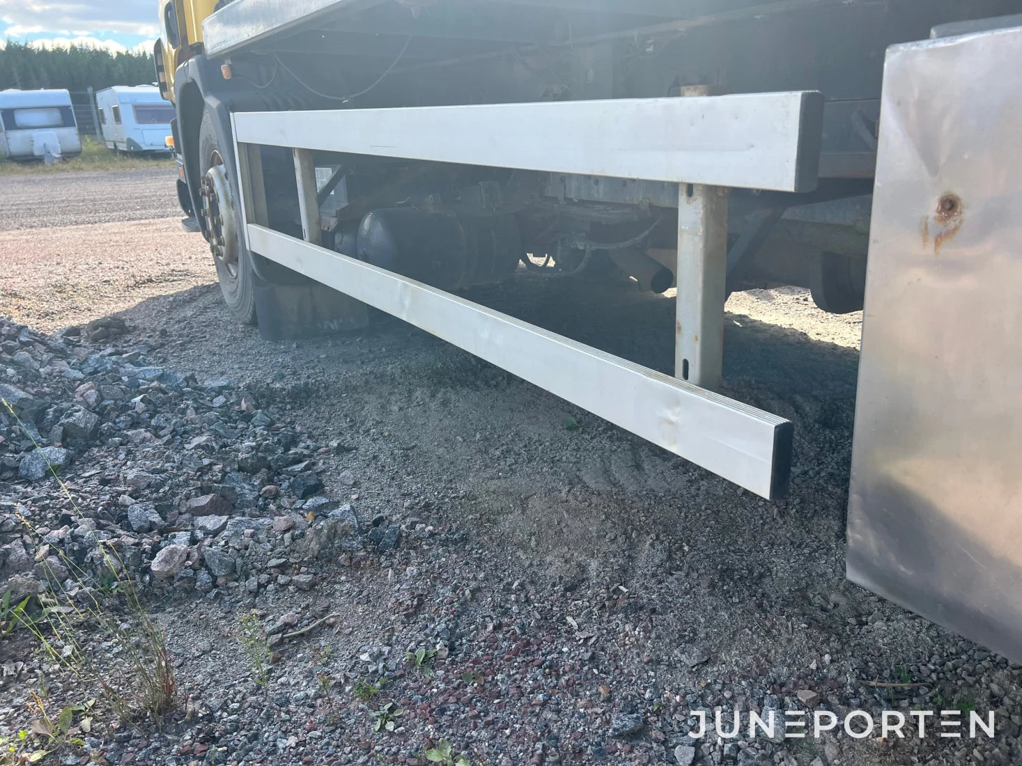 Scania P114 L 380 med maskinflak