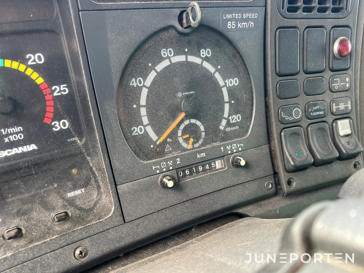 Scania P114 L 380 med maskinflak