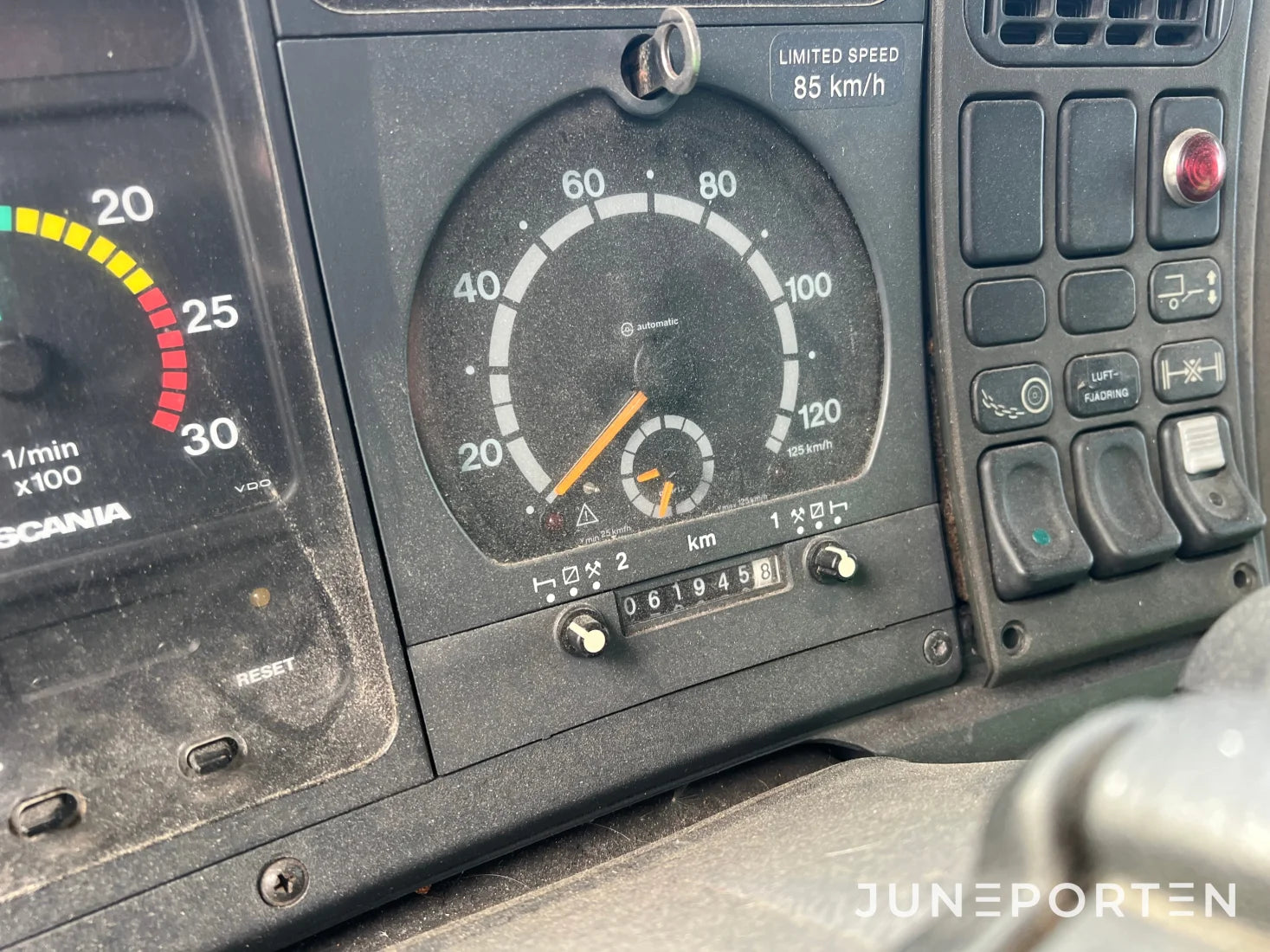 Scania P114 L 380 med maskinflak