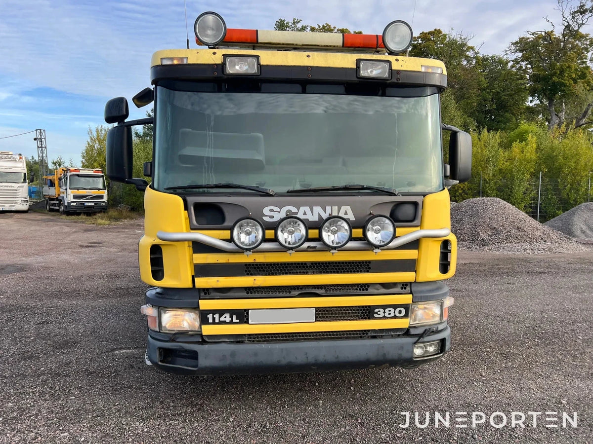 Scania P114 L 380 med maskinflak