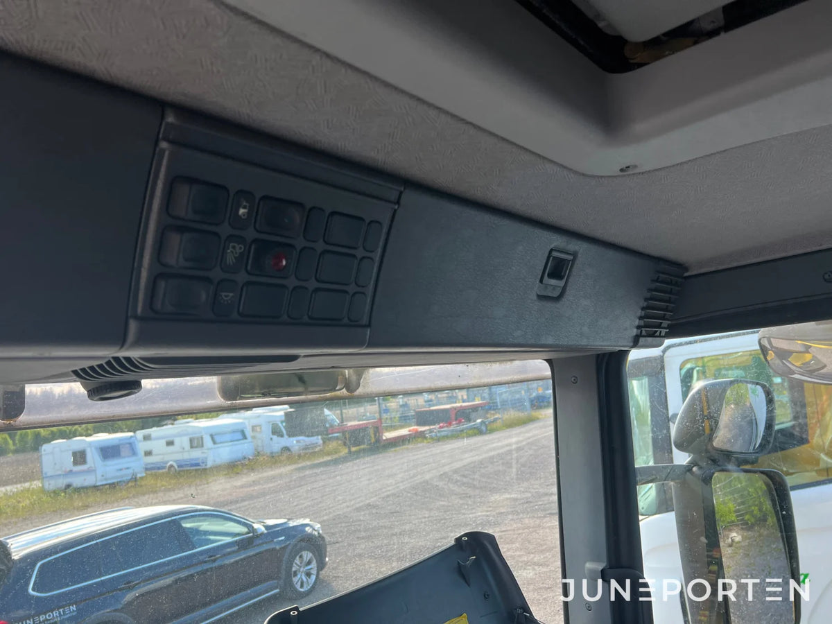 Scania P114 L 380 med maskinflak