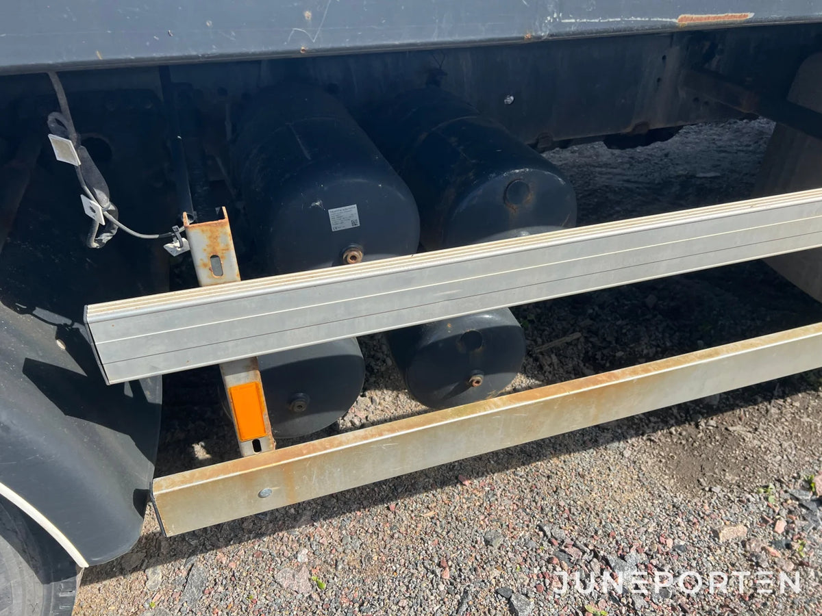 Scania P114 L 380 med maskinflak