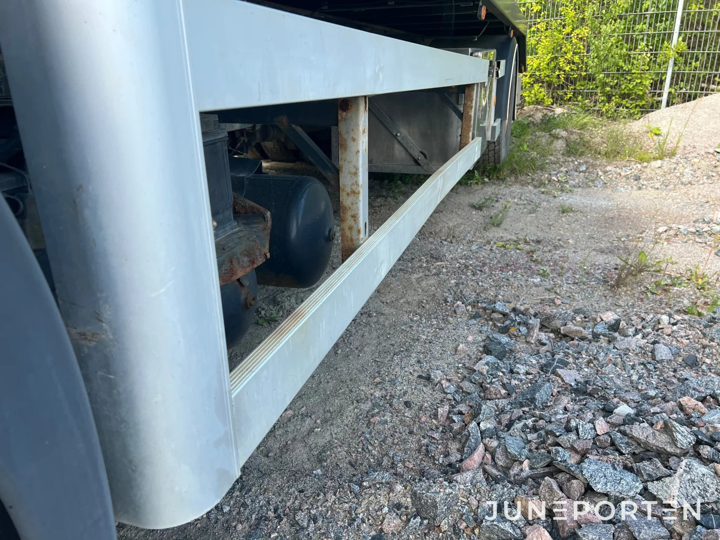 Scania P114 L 380 med maskinflak