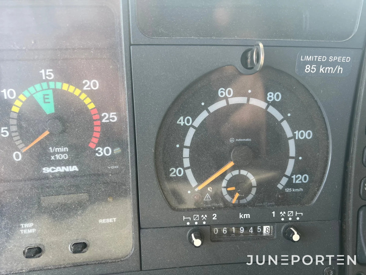 Scania P114 L 380 med maskinflak