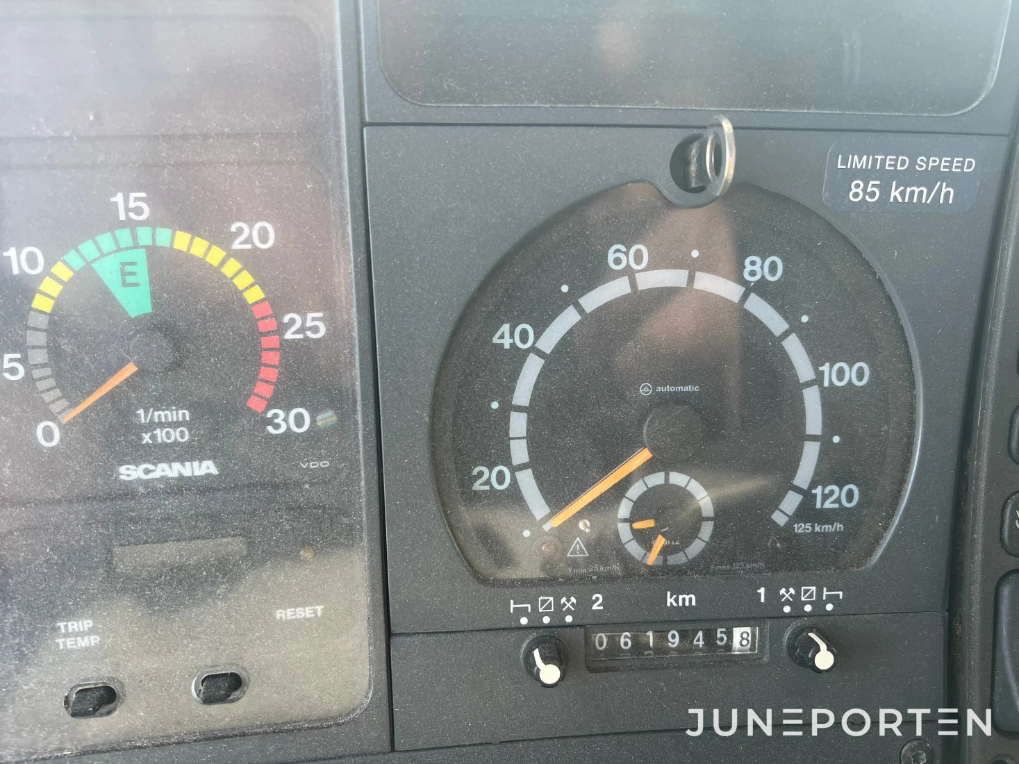 Scania P114 L 380 med maskinflak